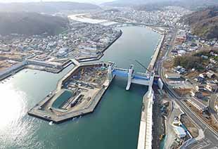 東日本大震災河川災害復旧工事（宮古市 閉伊川水門）